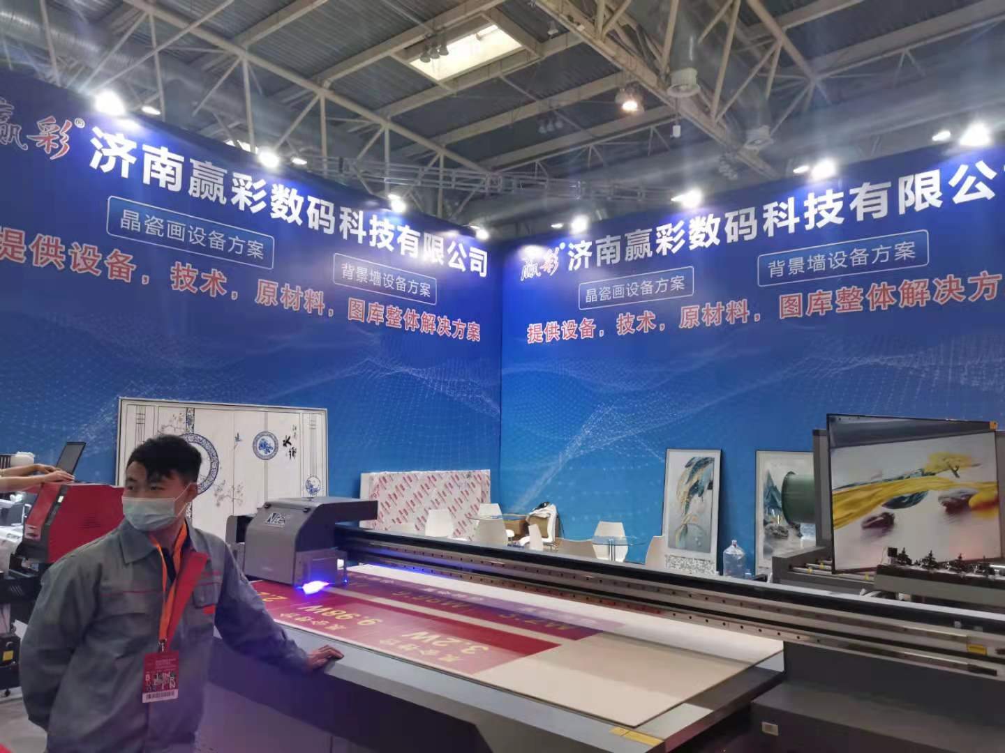北京展會的客戶來廠洽談UV打印機合作事宜